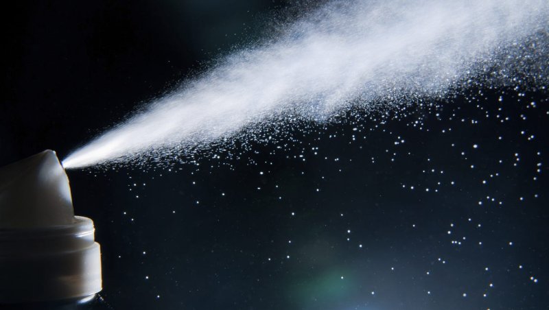 Спрей распыляет