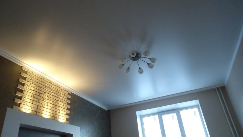 Белый сатиновый натяжной потолок