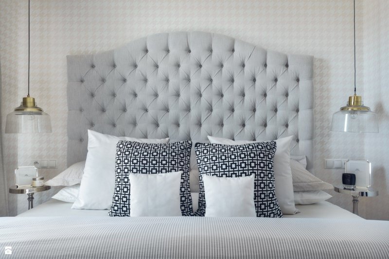 Кровать с мягким изголовьем