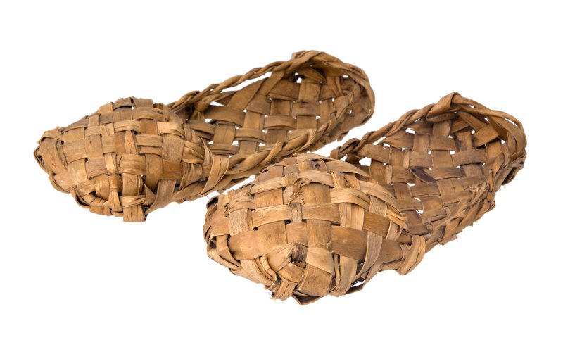 Лапти на белом фоне