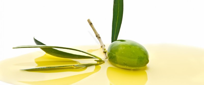 Оливковое масло на белом фоне