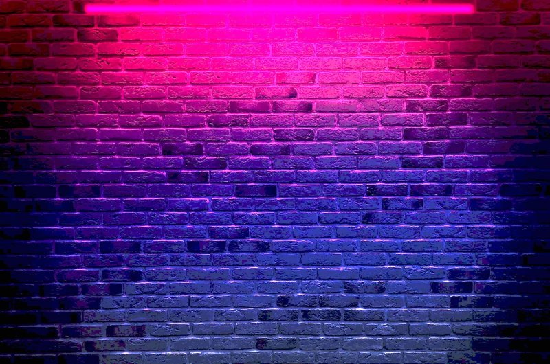Кирпичная стена с подсветкой