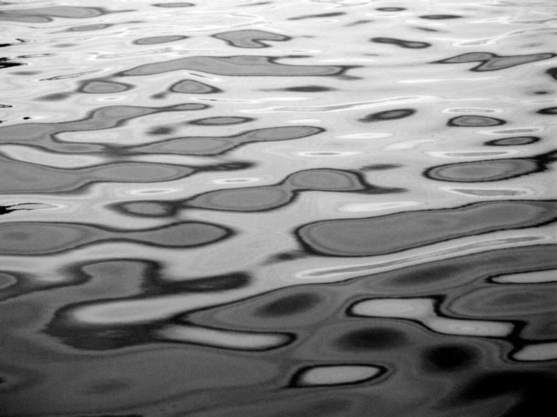 Поверхность воды карандашом