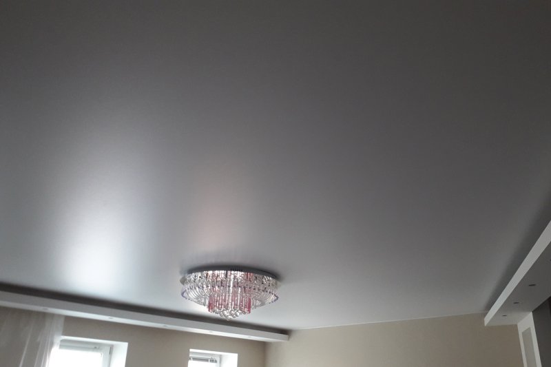 Белый сатиновый натяжной потолок