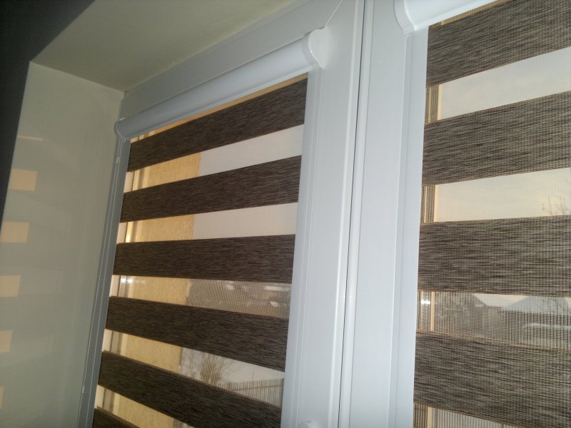 Кассетные рулонные шторы день ночь