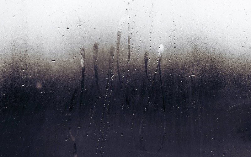 Капли на стекле