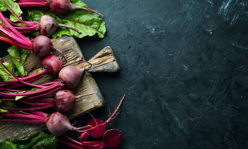 Свекла на черном фоне