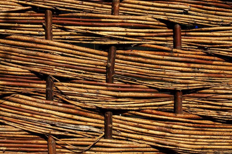 Плетеный забор из веток