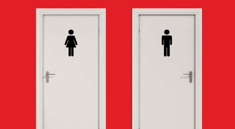 Человек на двери туалета