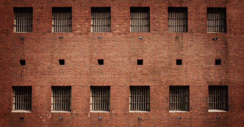 Стена тюрьмы
