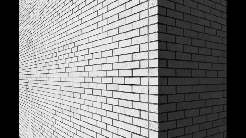 Белая кирпичная стена