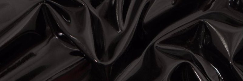 Черная лаковая кожа