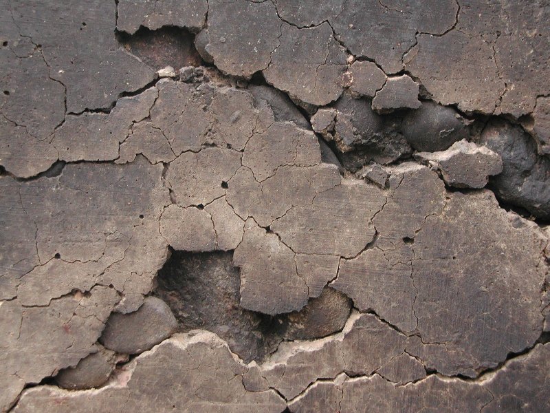 Бетонная стена с трещеннаями