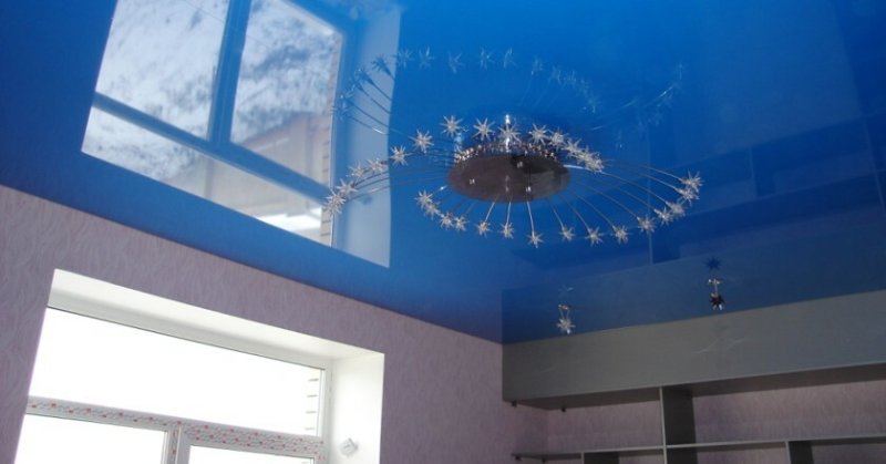 Синий глянцевый натяжной потолок