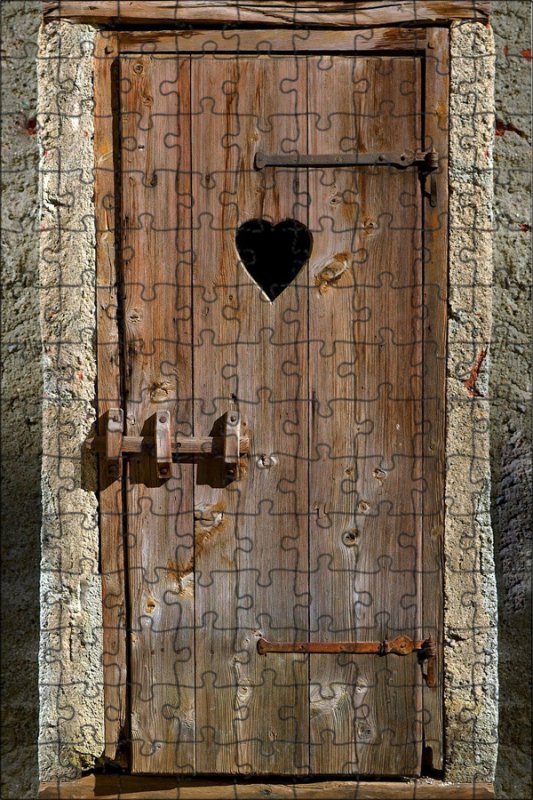 Деревянная дверь для деревенского туалета