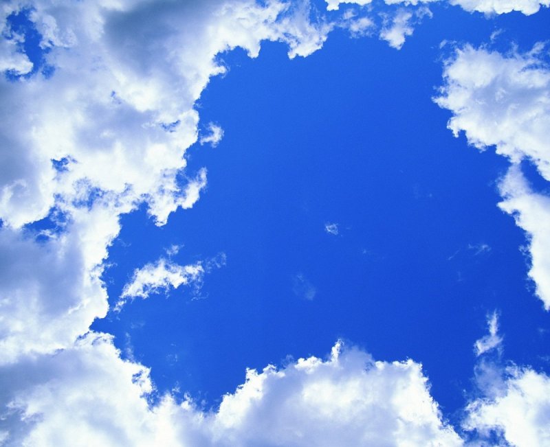 Голубое небо с облаками