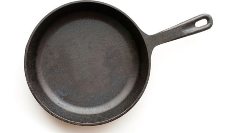 Чугунная сковорода на прозрачном фоне