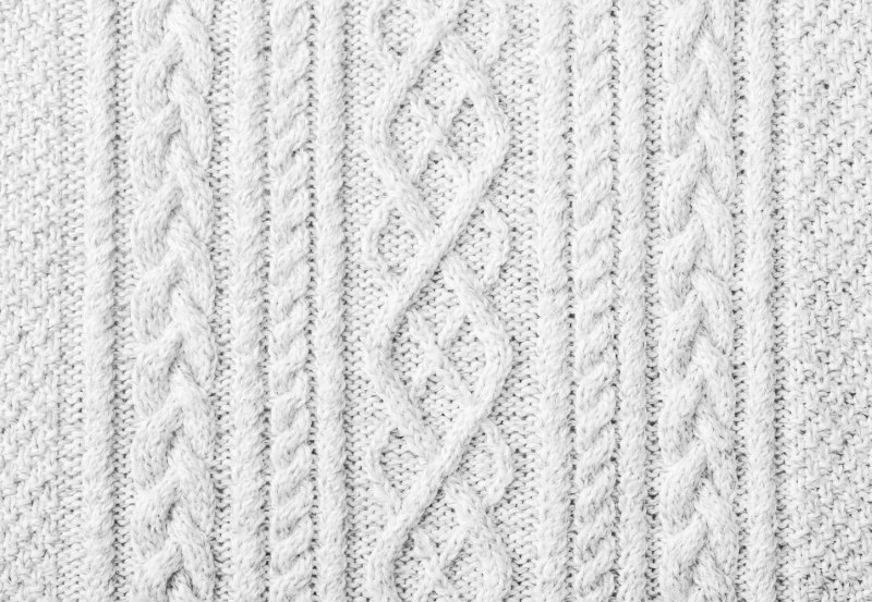 Белое вязаное полотно