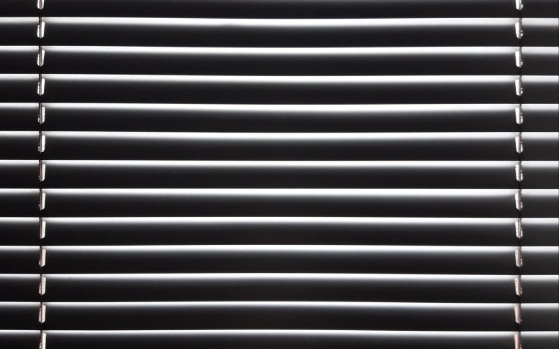 Жалюзи черные горизонтальные