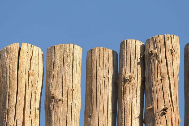 Деревянный столб