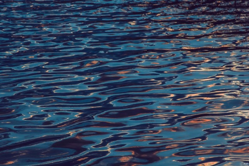 Поверхность воды