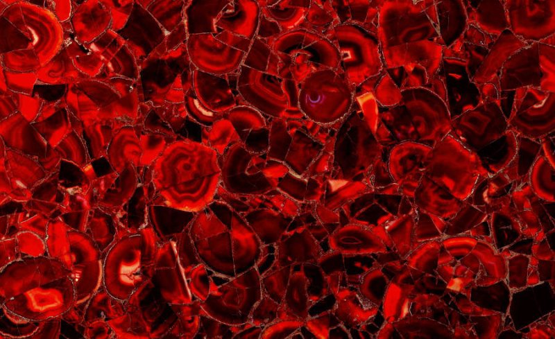 Красный драгоценный камень