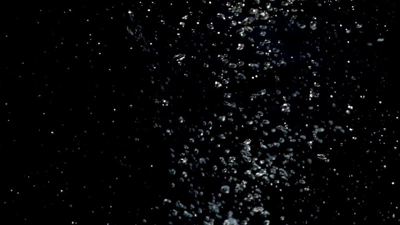 Вода на черном фоне