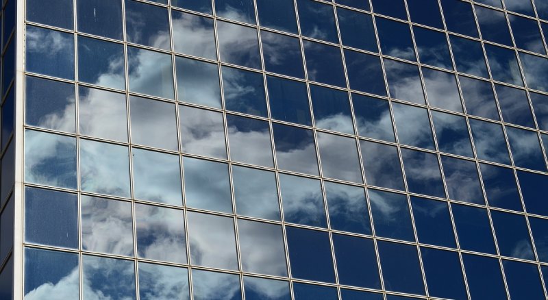 Стеклянный фасад здания