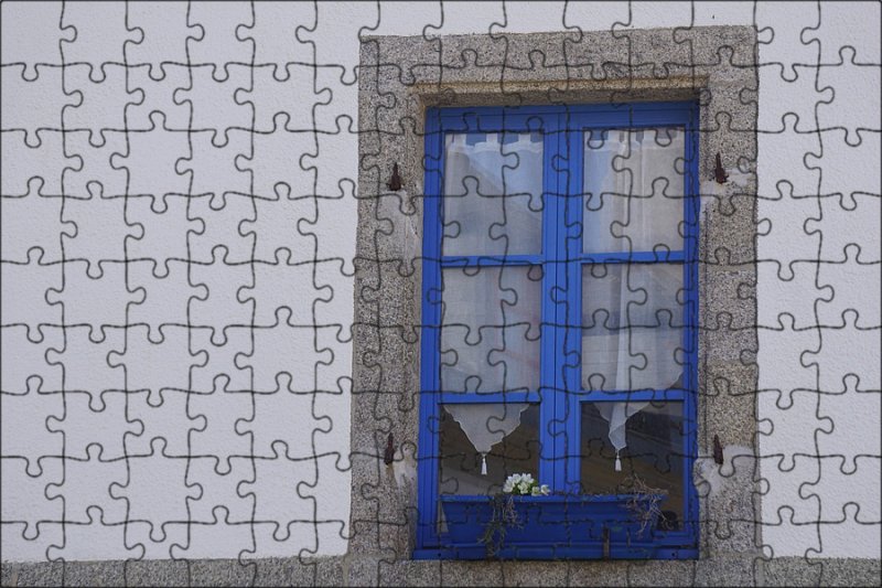 Синие пластиковые окна в доме