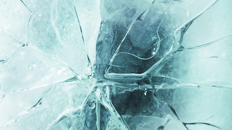 Трещины на льду