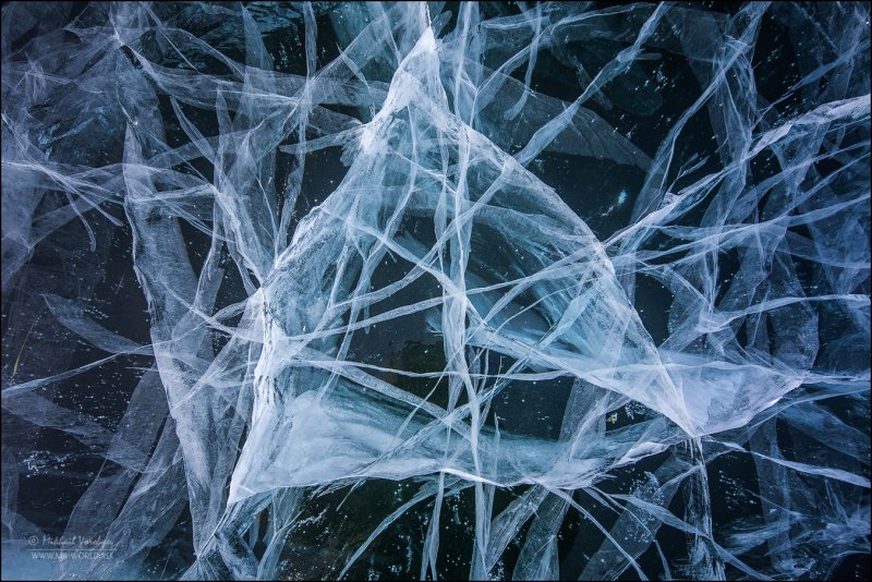 Трещины на льду