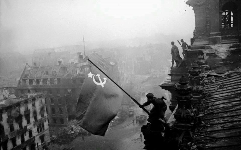Знамя Победы над Рейхстагом в Берлине