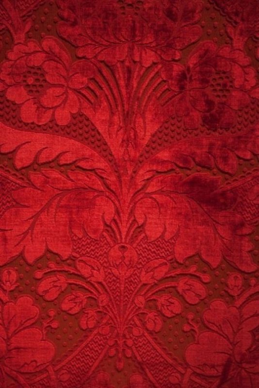 Красная кружевная ткань