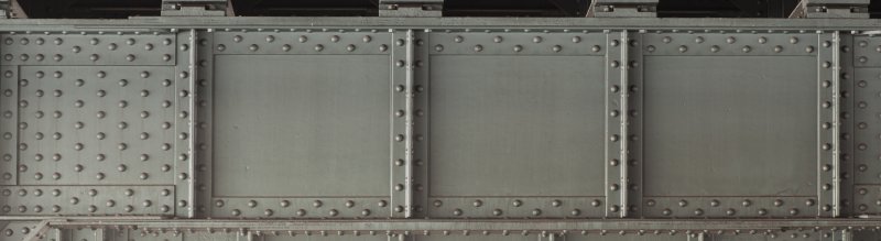 Стальной лист с заклепками