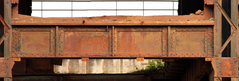 Ржавые металлические балки