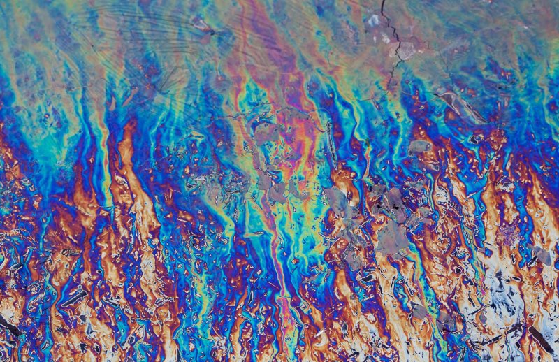 Бензиновые разводы на воде