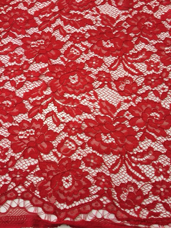 Красная кружевная ткань