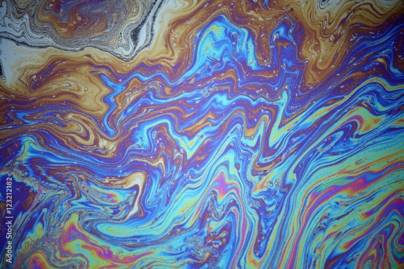 Бензиновые разводы на воде