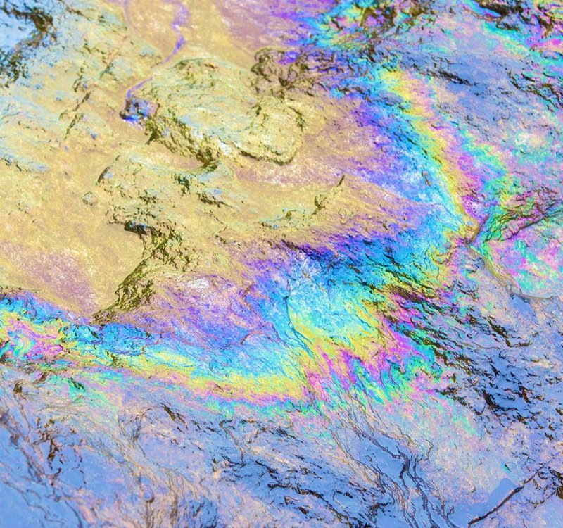 Бензиновая лужа