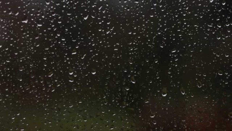 Капли на стекле