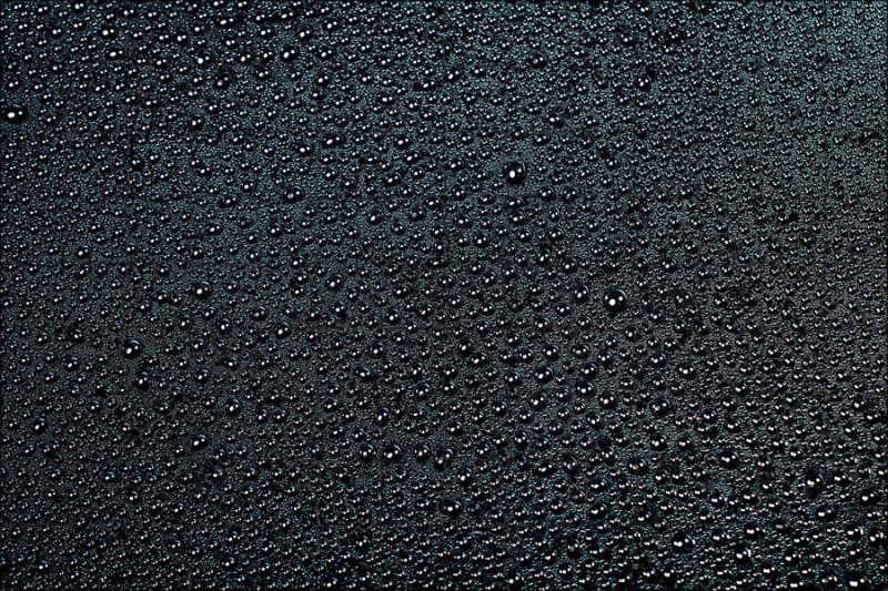 Капли на черном фоне