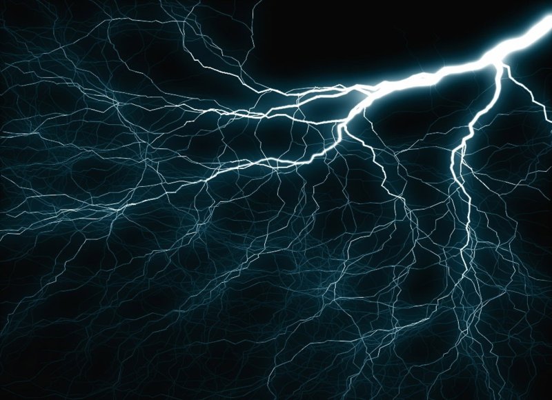 Молния на черном фоне