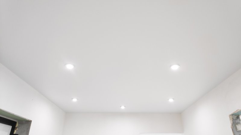 Белый глянцевый потолок