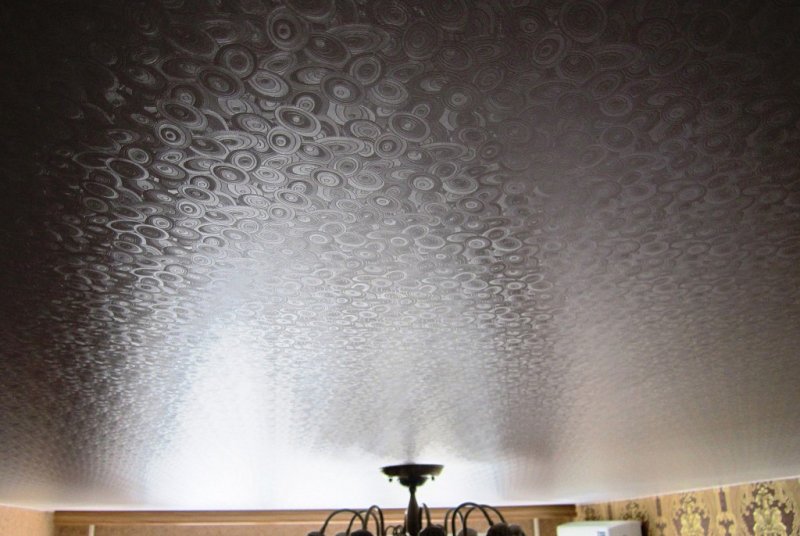 Матовый фактурный натяжной потолок