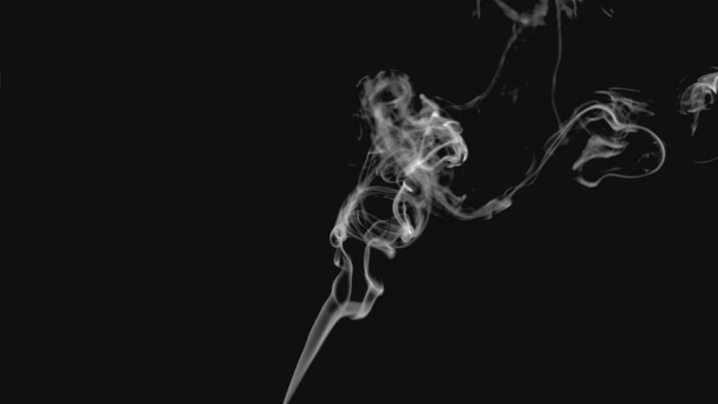 Дым от сигареты на черном фоне