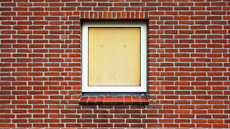 Кирпичная стена с окном