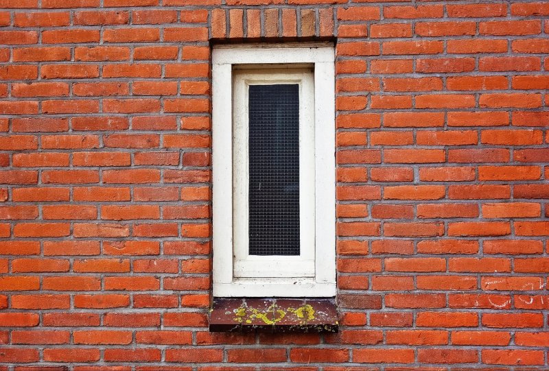 Стена с окном