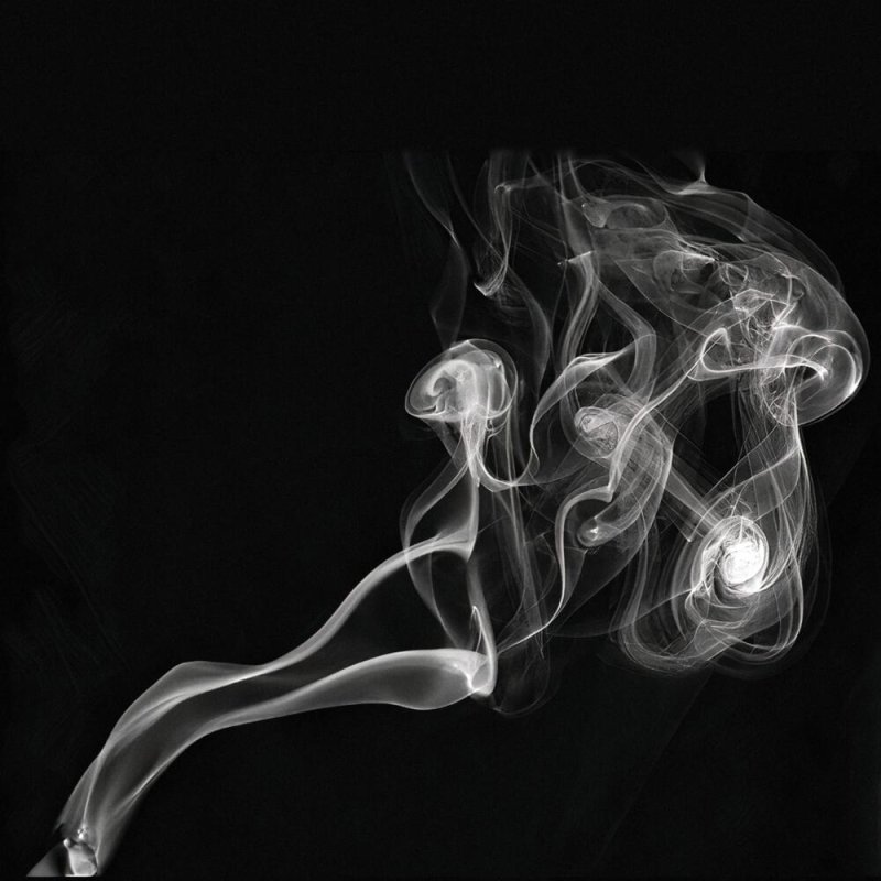 Дым от сигареты на черном фоне