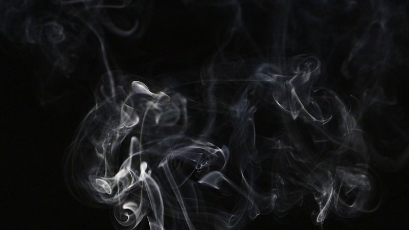 Дым на черном фоне