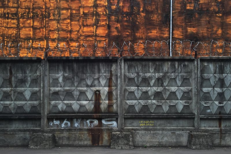 Секционный бетонный забор кумык